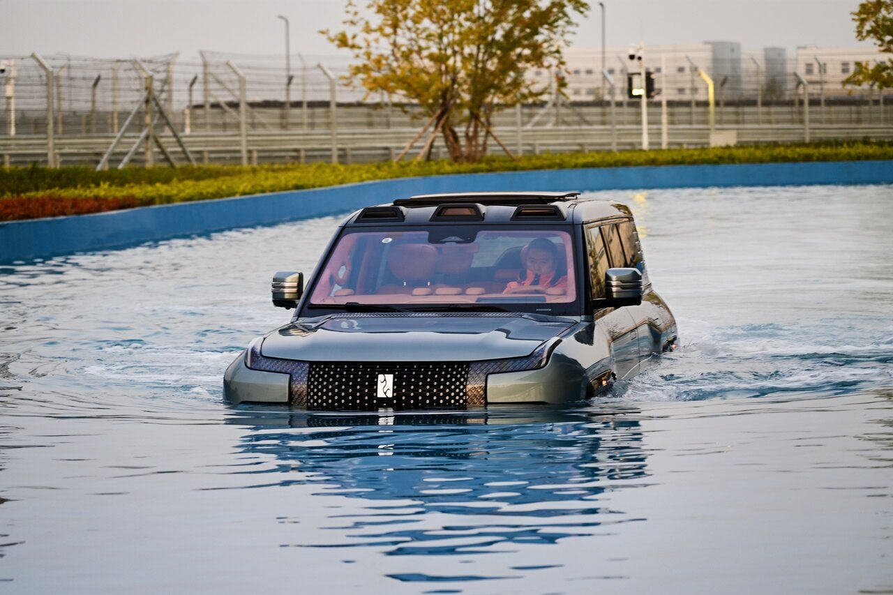 YANGWANG U8 en el agua